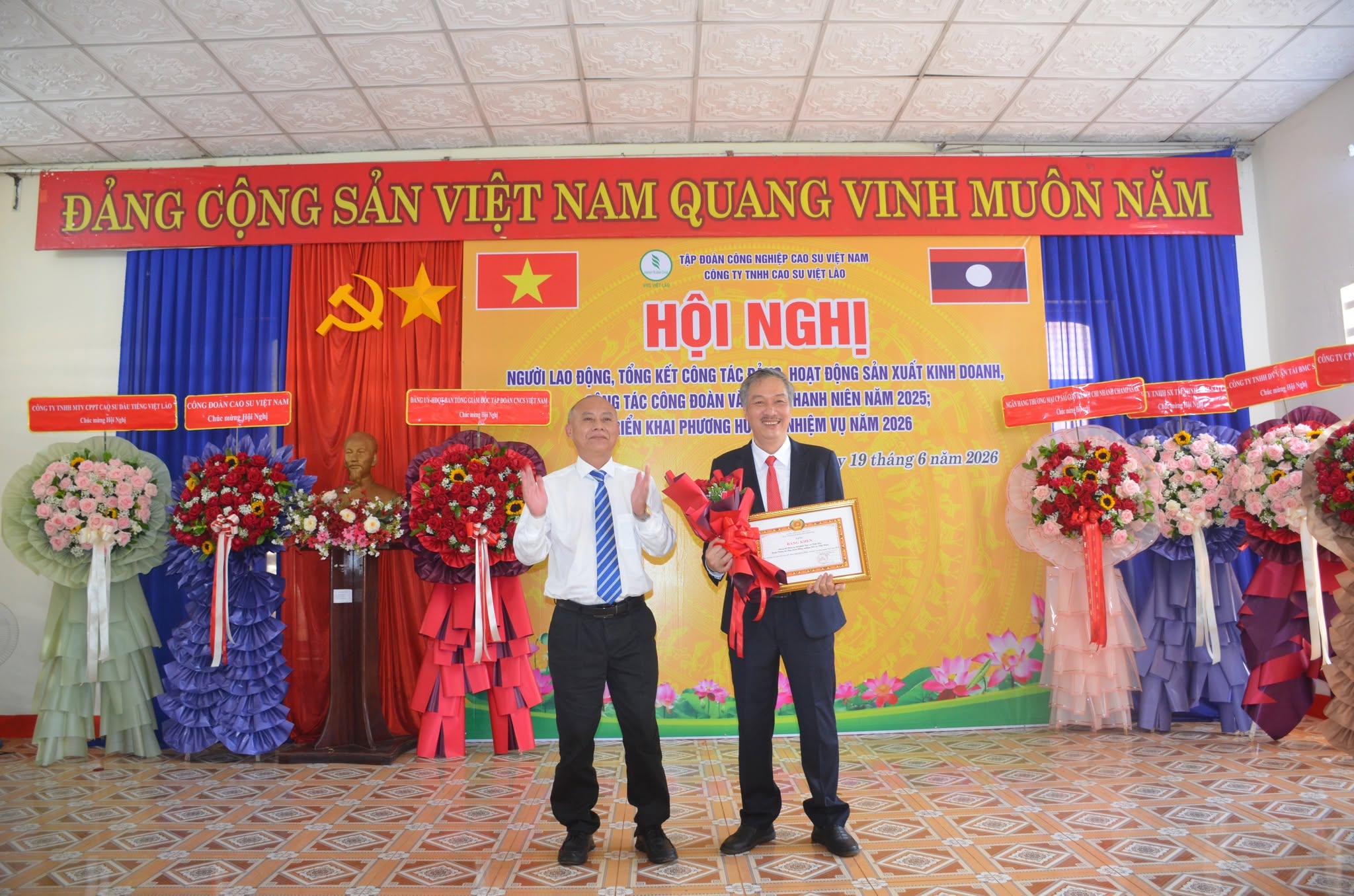 ng Phạm Hải Dương – Phó Tổng Giám đốc VRG trao Bằng khen hoàn thành xuất sắc nhiệm vụ cho Đảng bộ Công ty CP Cao su Việt